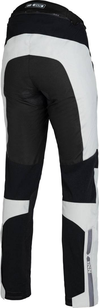Hellgraue und schwarze iXS Tour Hose Tromsö-ST 2.0 für Abenteuer, mit robustem Material und praktischen Taschen.