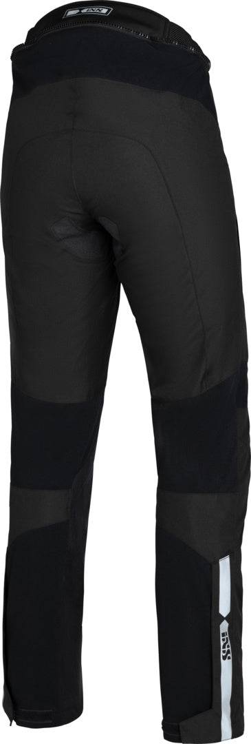 Schwarze iXS Tour Hose Tromsö-ST 2.0 für Adventure, strapazierfähige Outdoor-Hose mit robustem Material und verstellbarem Bündchen.