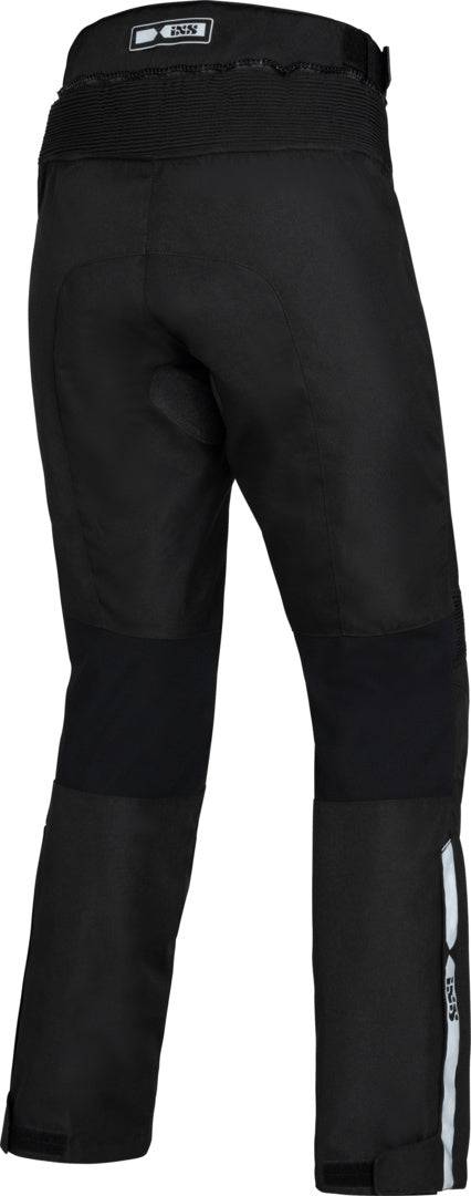 Schwarze iXS Tour Hose Tallinn-ST 2.0 für Abenteuer, detailreiche Nahaufnahme der strapazierfähigen Fahrradhose