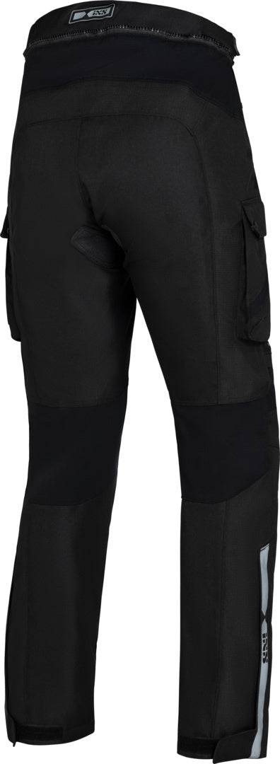 iXS Tour Hose Nairobi-ST 2.0 in Schwarz, robuste Adventure-Hose mit verstärkten Nähten und verstellbarem Bund.