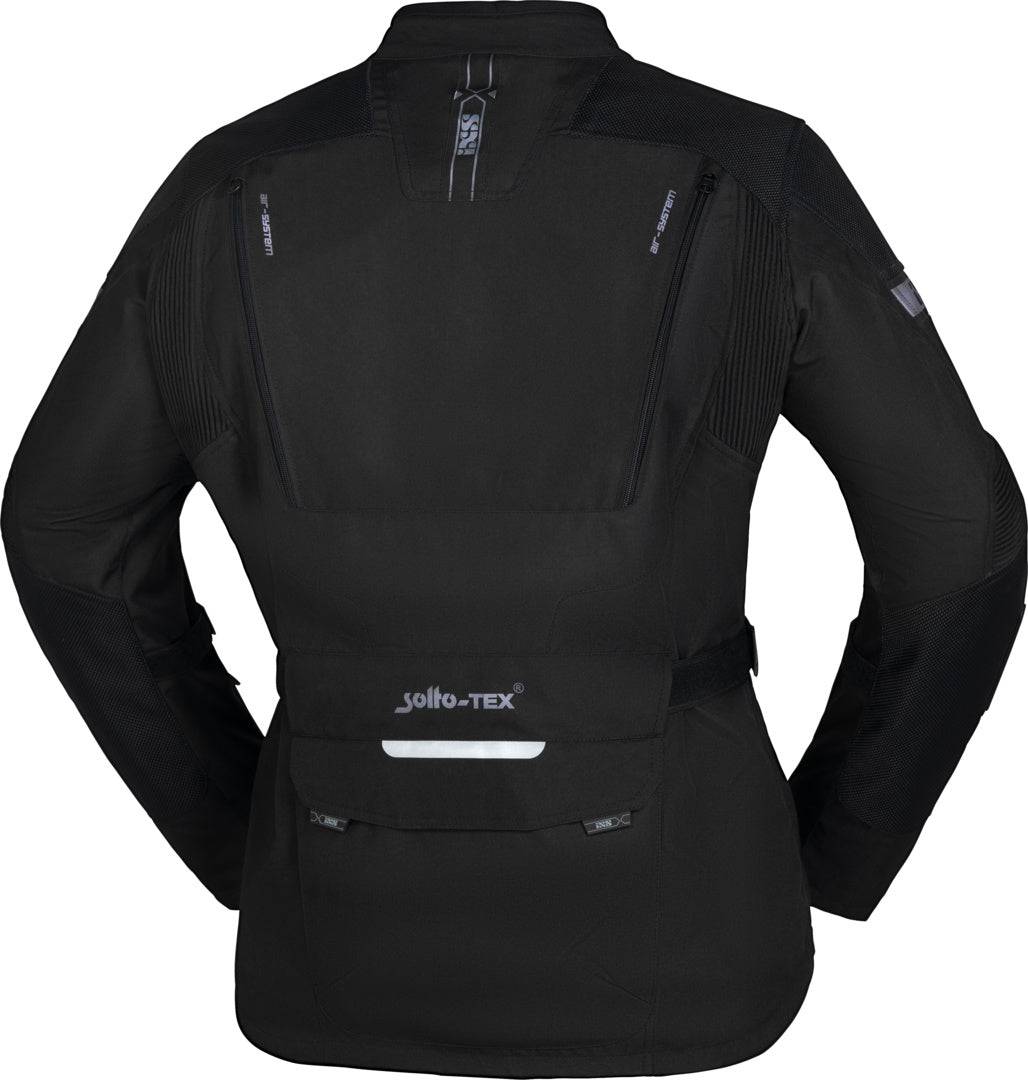 Schwarze iXS Tour Jacke Lennik-ST für Abenteuer, wetterfestes Design, mit Reißverschlüssen und reflektierenden Elementen.