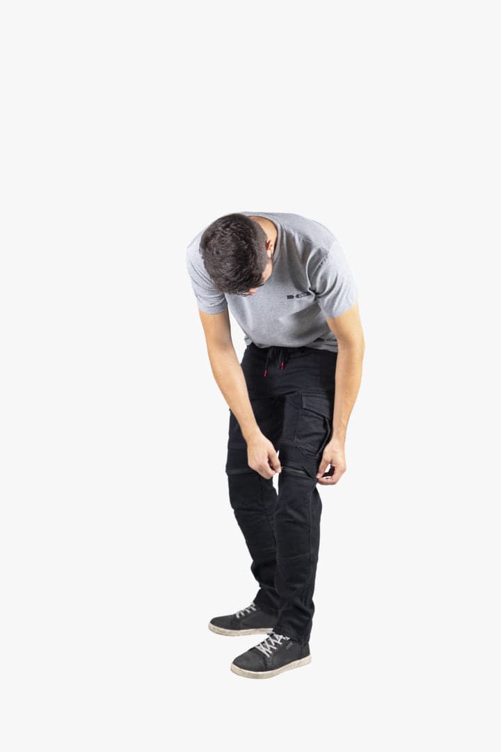 Schwarze iXS Classic AR Cargo Hose, robuste Hosen-Classic für den Alltag, detailreiche Nahaufnahme der Hose.
