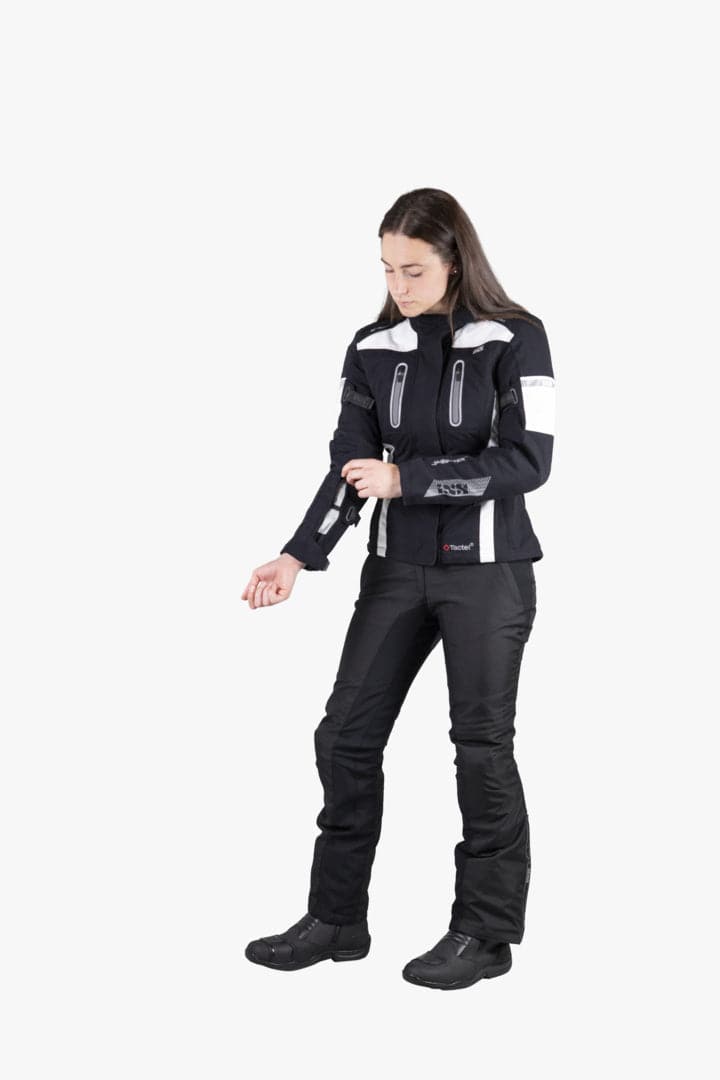 Schwarze iXS Tour Damen Hose Anna-ST 2.0 für Abenteuer, zeigt die strapazierfähige Outdoor-Hose mit Taschen und ergonomischem Schnitt