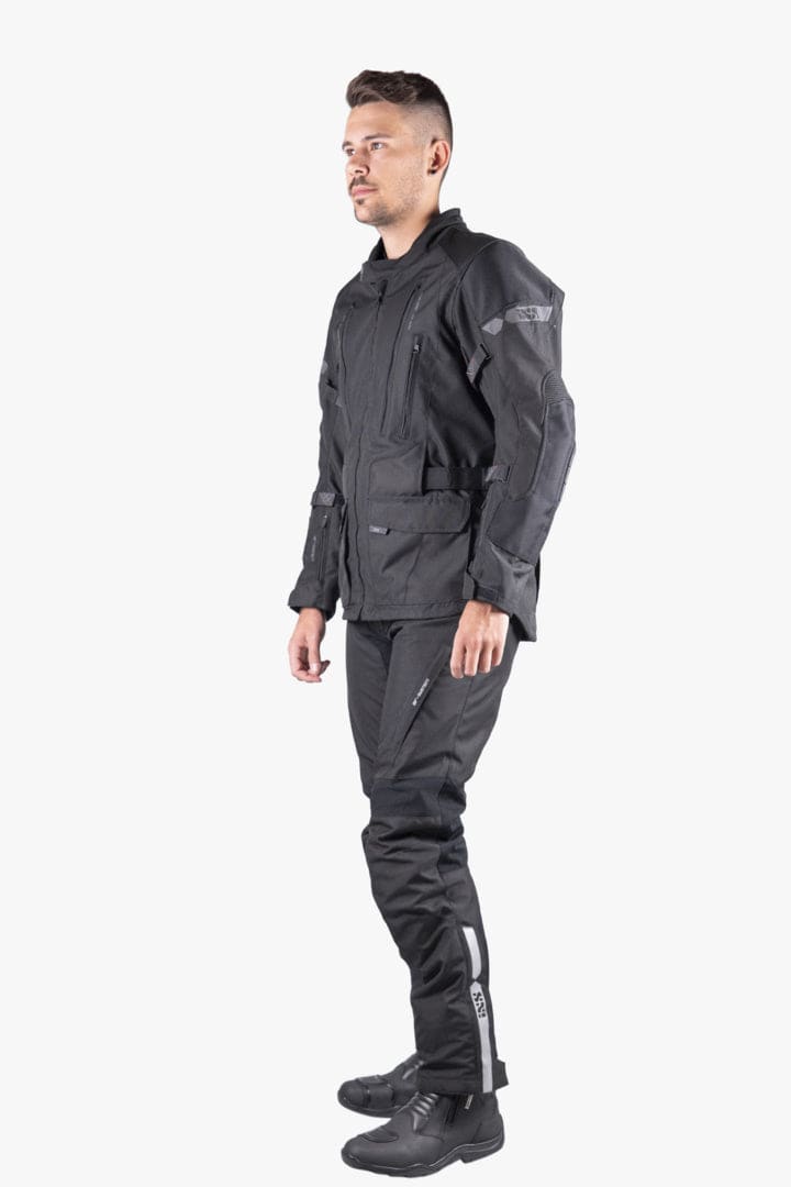Schwarze iXS Tour Jacke Lennik-ST für Abenteuer, zeigt die robuste Außenseite mit Reißverschlusstaschen und reflektierenden Details.