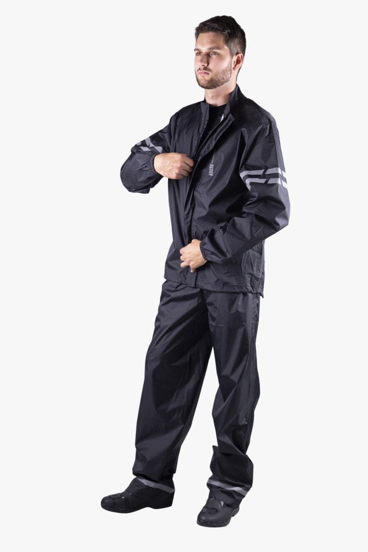 Schwarze iXS Regenhose Light aus wasserabweisender Regenbekleidung, ideal für nasse Wetterbedingungen, im Detail sichtbar