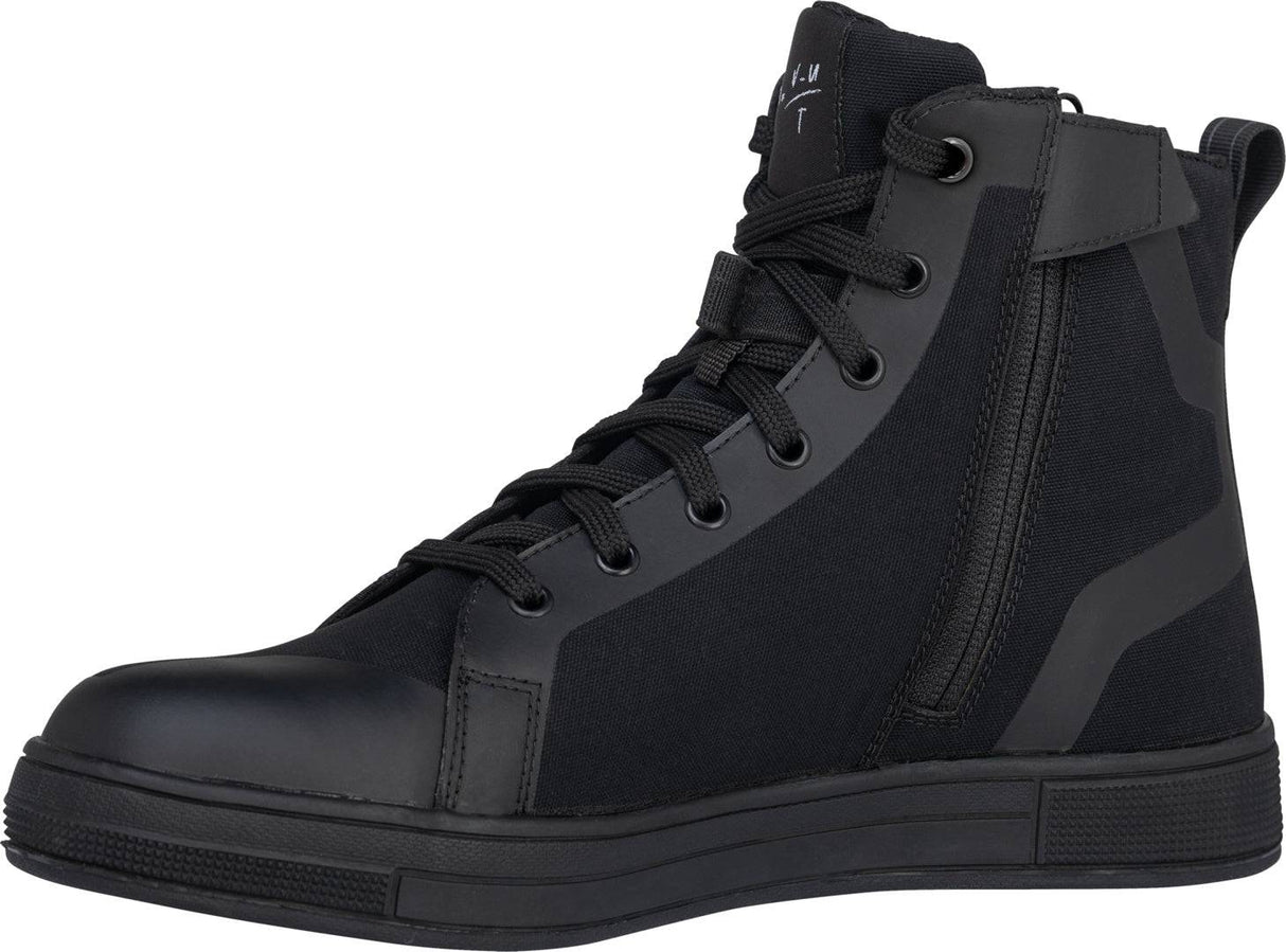 Schwarze iXS Classic Sneaker Schuhe mit weißer Sohle und sportlichem Design, Nahaufnahme auf glattem Boden