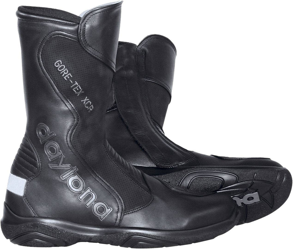 Schwarze Daytona Stiefel SPIRIT GTX mit robustem Design und wasserdichter GORE-TEX-Technologie, seitliche Schnallen und profilierte Sohle.