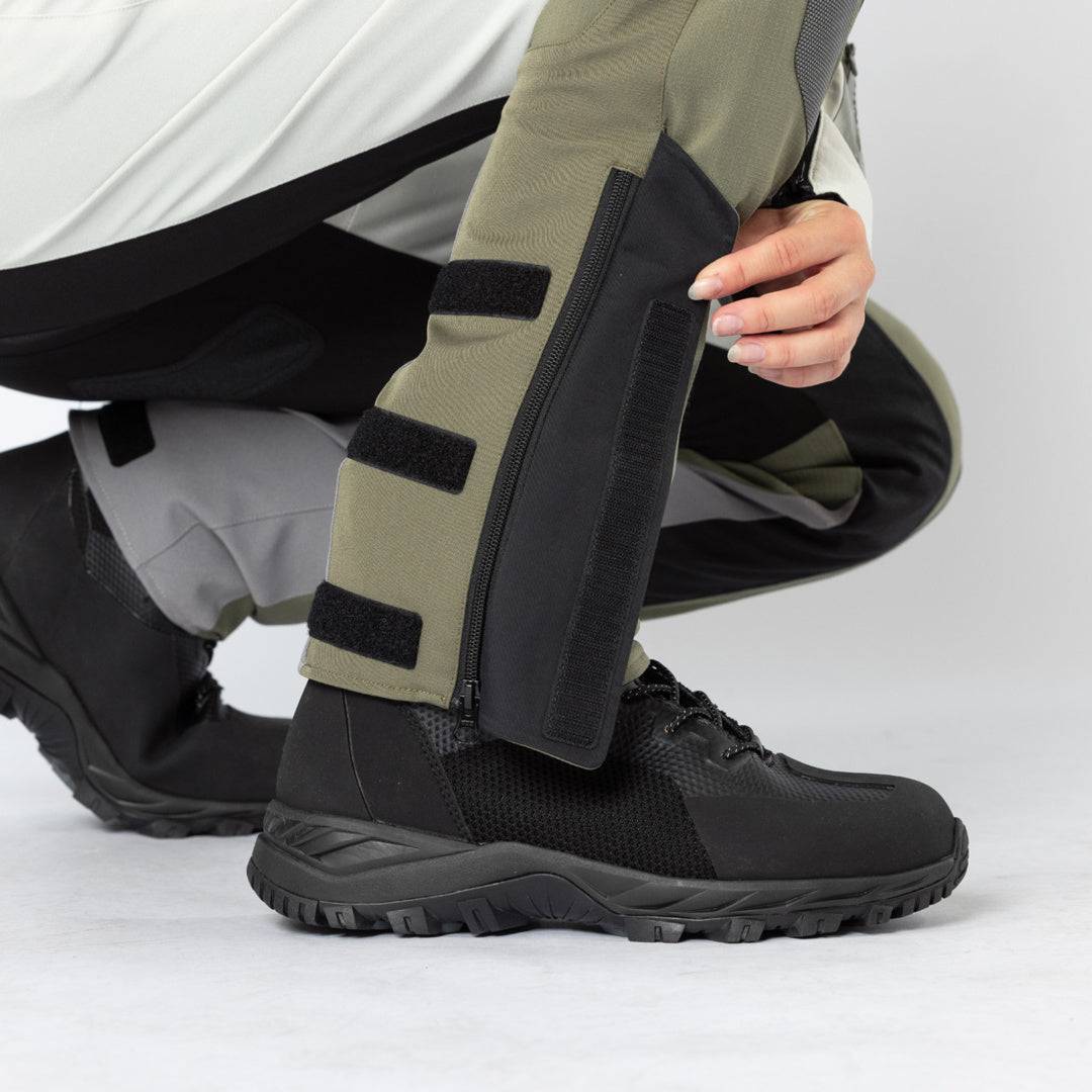 Hellegrau-olivfarbene Damen-Adventurehose von iXS Venture-Air 1.0 mit verstellbarem Bund und robustem Material, für Outdoor-Aktivitäten.