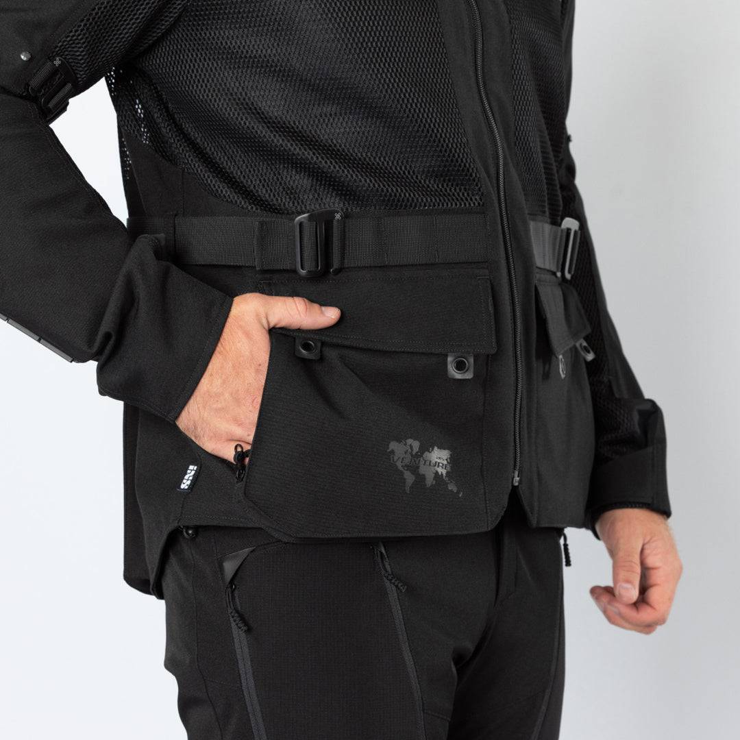 Schwarze iXS Venture-BigAir 1.0 Adventure-Jacke mit mehreren Taschen und reflektierenden Details, für Outdoor-Abenteuer.