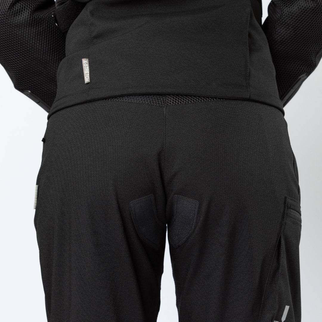Schwarze Damen-Tourster-BigAir 1.0 Adventure-Hose von iXS mit verstellbarem Bund und strapazierfähigem Material.