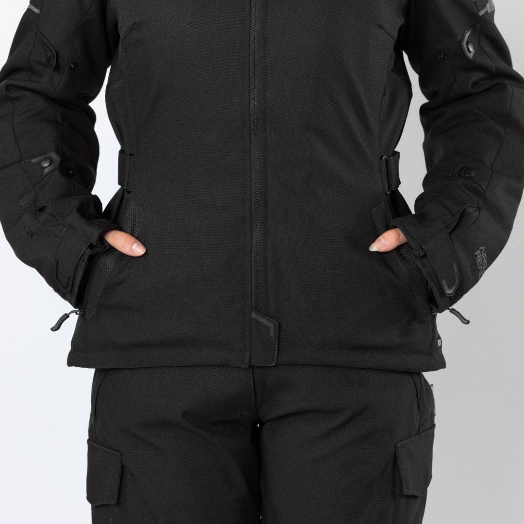 Damen Adventure Jacke iXS Tour Lane ST in Schwarz, wetterfeste Outdoor-Jacke mit reflektierenden Elementen, sichtbares Logo.