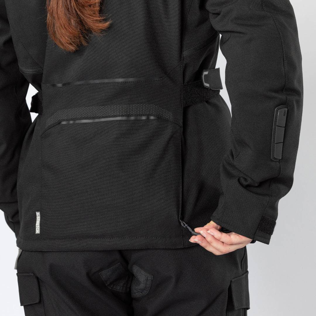 Schwarze Damen-Adventure Jacke iXS Tour Lane ST mit Reißverschlüssen und Taschen, ideal für Outdoorsport und Reisen.