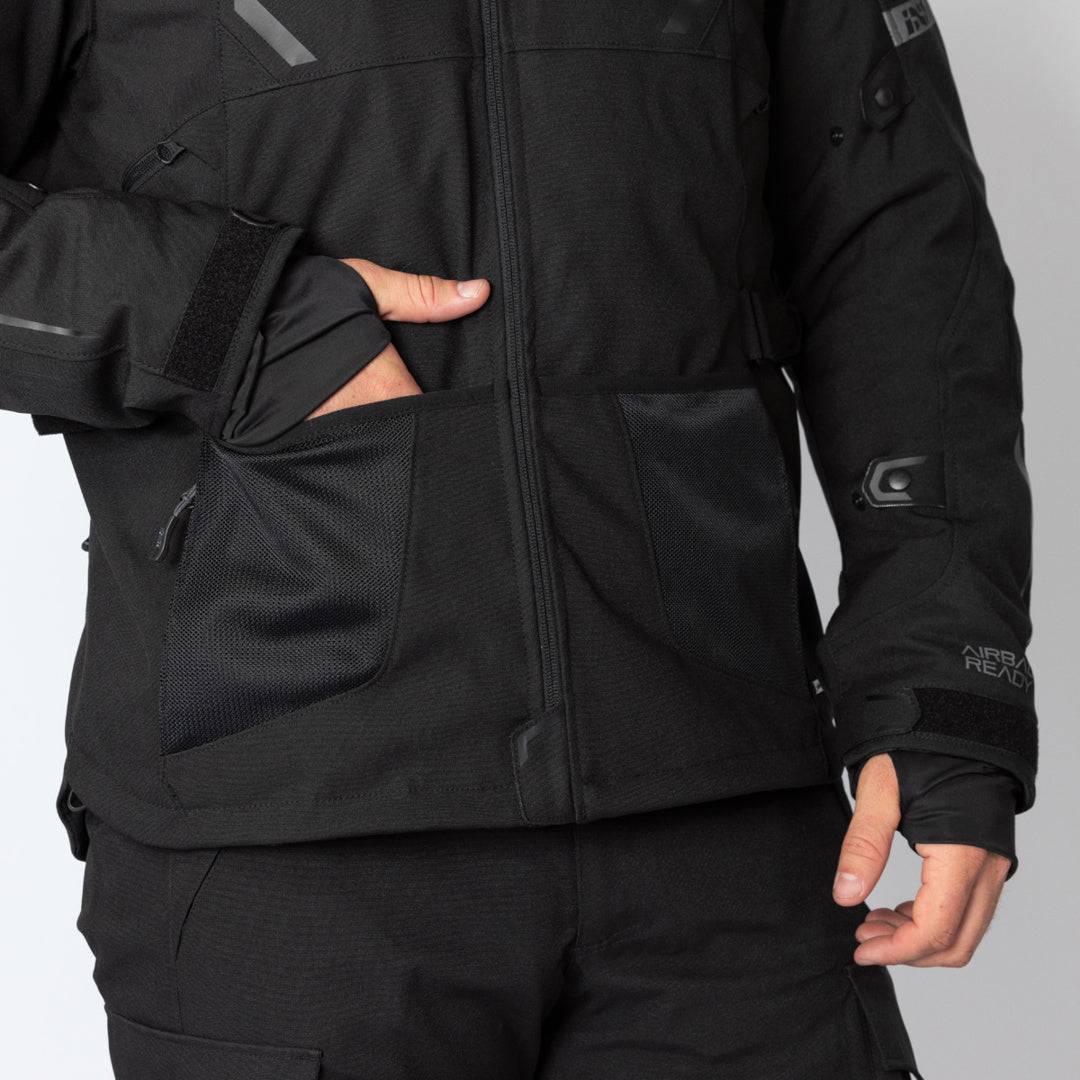 Schwarze iXS Tour Jacke Lennox-ST für Abenteuer, aus robustem Material mit mehreren Taschen, auf einem Model getragen