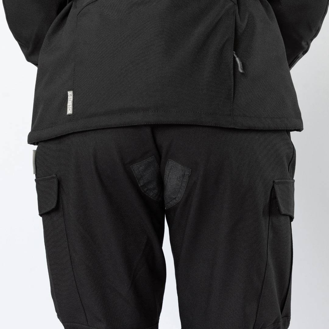 Schwarze iXS Tour Damen Adventure-Hose Space-ST+ mit robustem Material und verstellbarem Bund, ideal für Outdoor-Aktivitäten.