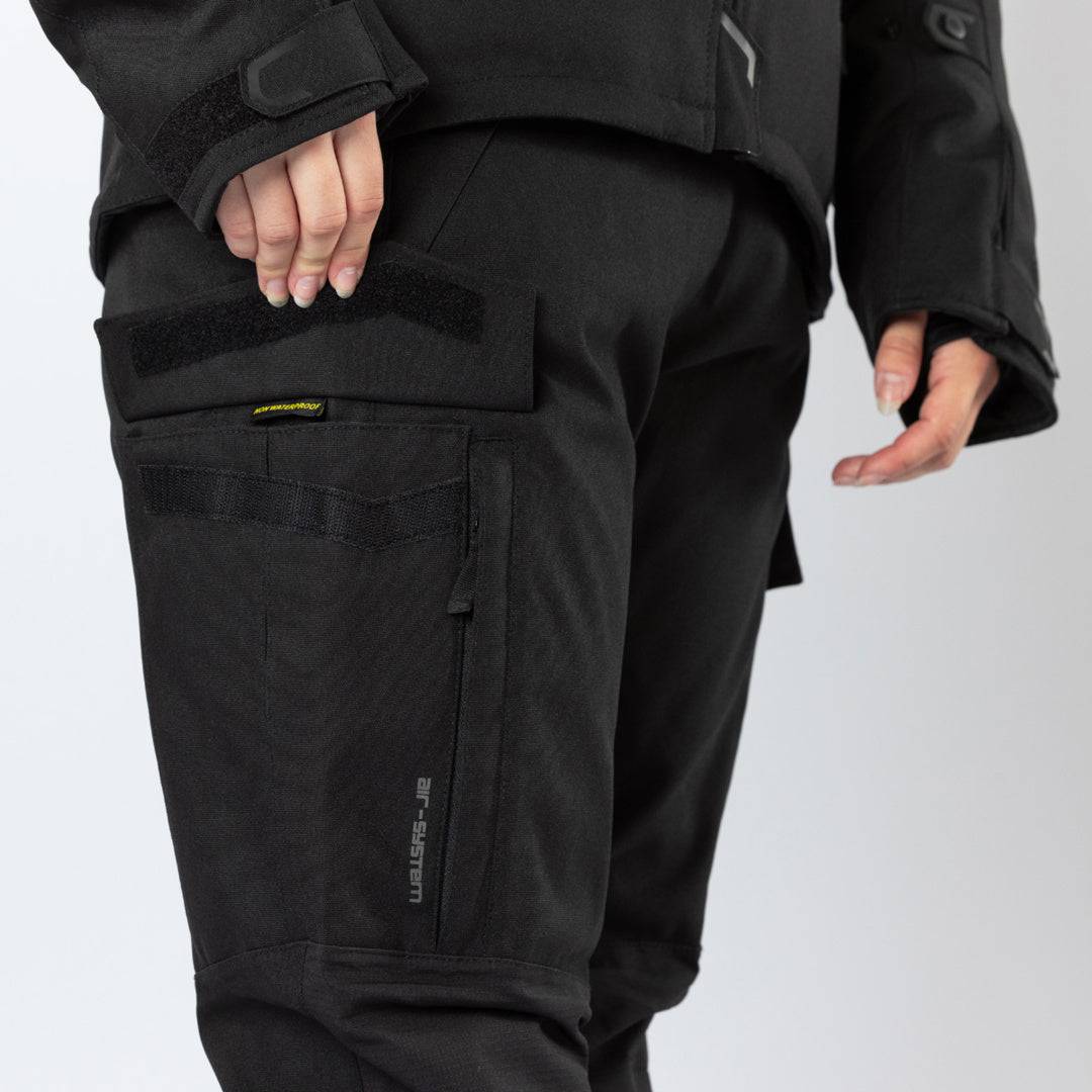 Schwarze iXS Tour Damen-Hose Space-ST+ für Abenteuer, mit robustem Material und passgenauem Schnitt, auf dem Bild sichtbar.