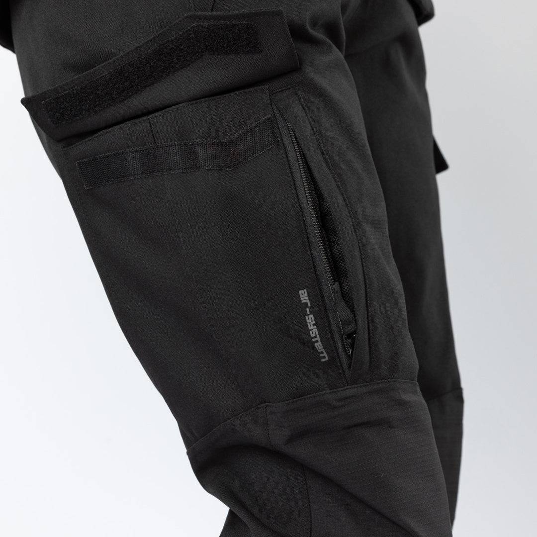 Schwarze iXS Tour Damen Adventure Hose Space-ST+ mit verstellbaren Beinabschlüssen und funktionalen Taschen, für Outdoor-Aktivitäten.