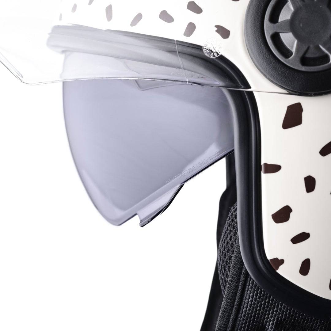 GMS Jethelm Gelato Stracciatella, silberner Motorradhelm mit visier und Belüftungsöffnungen im modernen Design