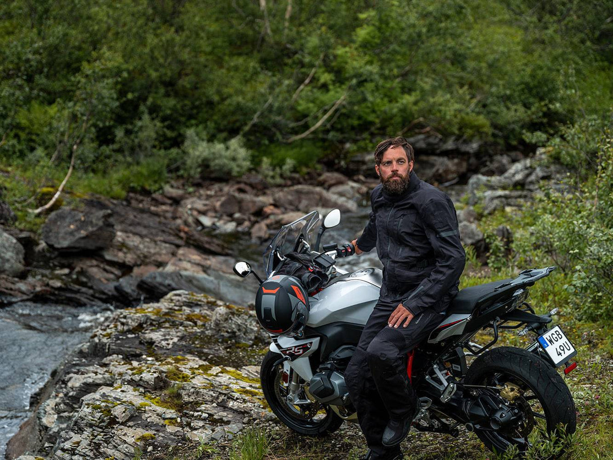 Schwarze Halvarssons Motorradjacke Gruven in Adventure-Design, Detailansicht der robusten Textiljacke mit Schutzpolstern