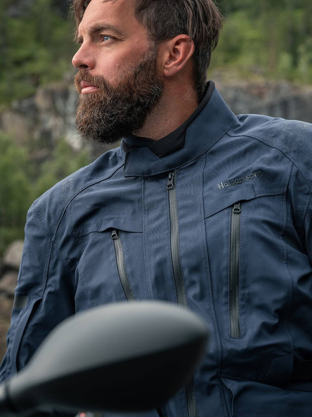 Blaue Halvarssons Motorradjacke Gruven, Adventure Jacke mit robustem Material und reflektierenden Elementen, frontal sichtbar.