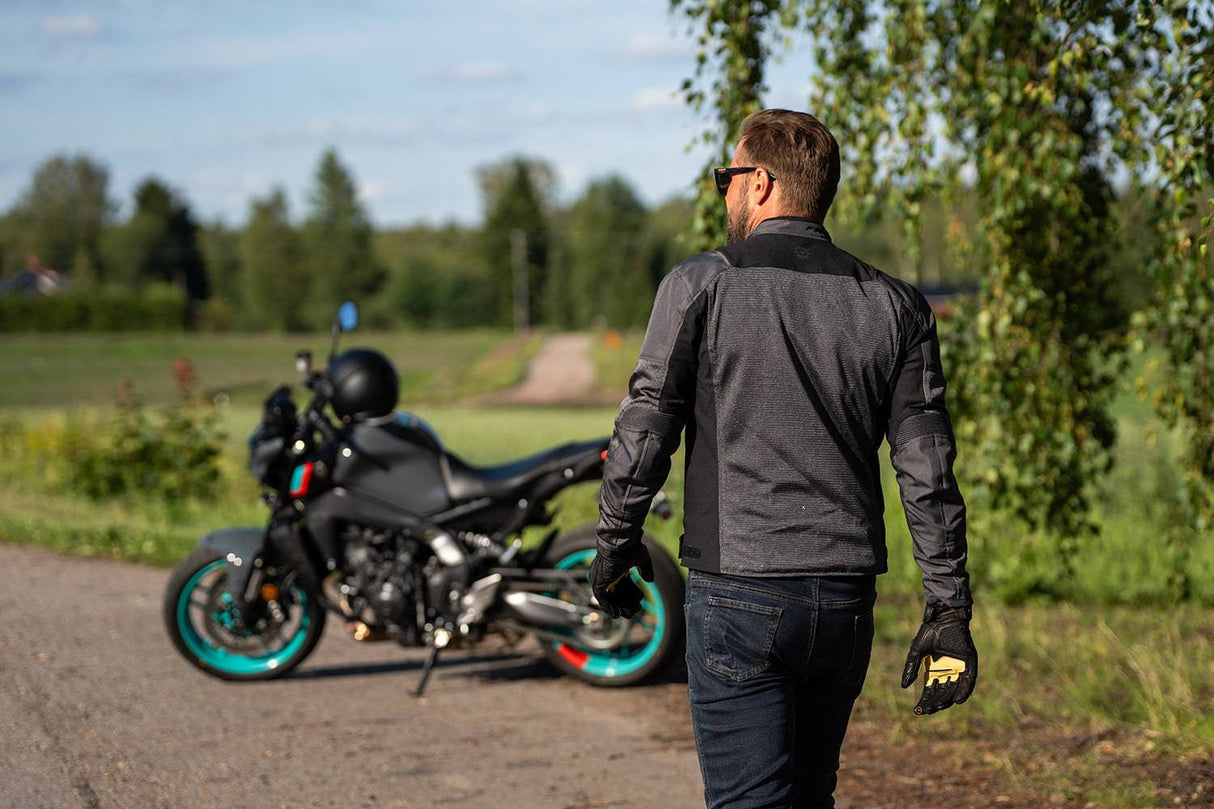 Schwarze und graue Halvarssons Motorradjacke Arvika für Touren, aus robustem Material mit Schulter- und Ellenbogenprotektoren.
