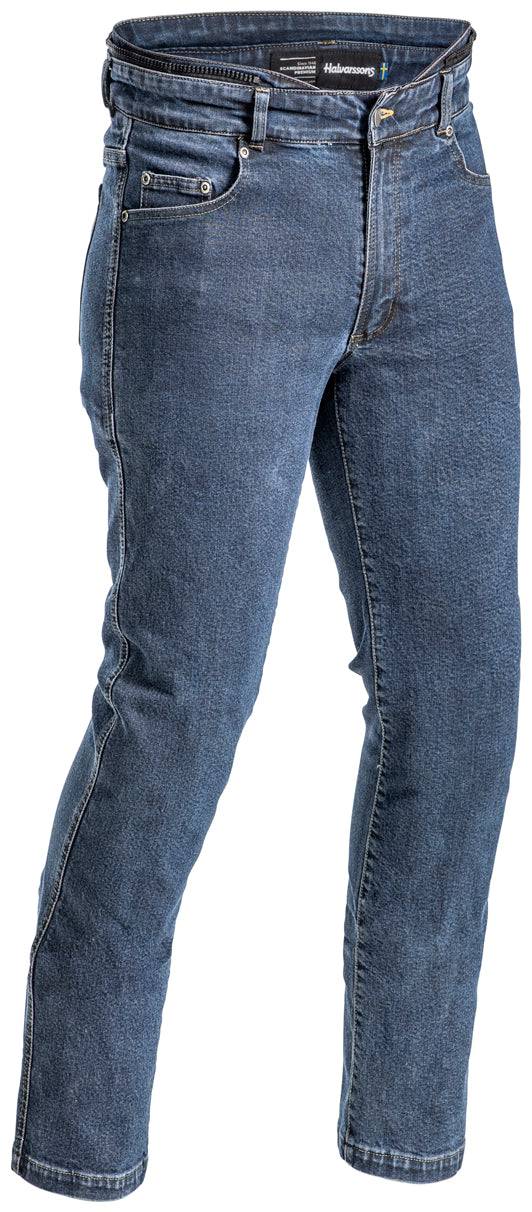 Motorradjeans Rogen von Halvarssons in Blau, Kurzversion, mit verstärkten Bereichen für sicheren Motorradsport, auf der Straße getragen