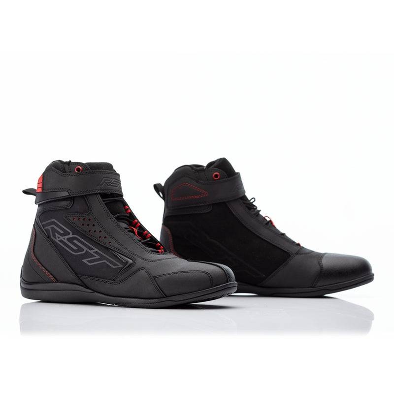 Schwarze und rote RST Frontier Tourenmotorradstiefel aus Leder mit robustem Design und Schnallenverschluss, ideal für Motorradfahrer