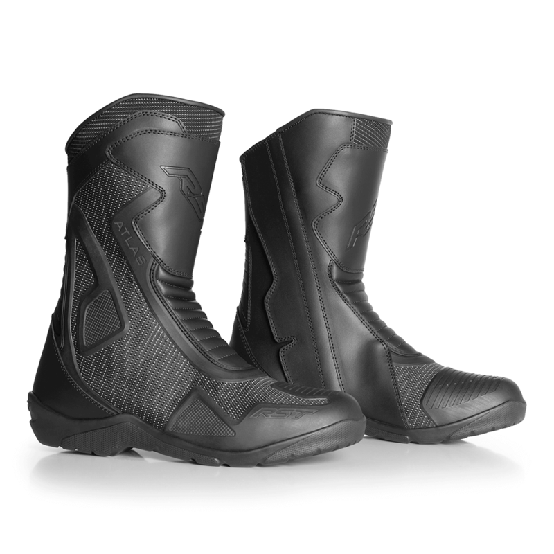 Schwarze RST Atlas wasserdichte Motorradstiefel, Touring-Modell, mit robustem Design und Schnürverschluss, auf einem weißen Hintergrund