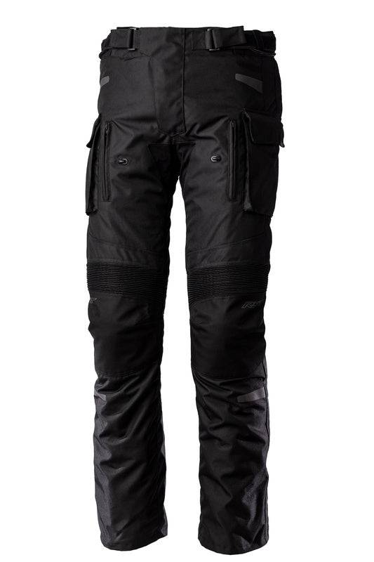 Schwarze RST Endurance CE Textil-Motorradhose mit kurzen Beinen, robuste Adventure-Hose für Motorradfahrer, Blick auf die Hose