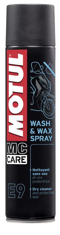 Motul MC Care E9 Wash & Wax Spray, 400ml, auf einem Motorrad angewendet, zeigt sauberes und gepflegtes Motorrad.