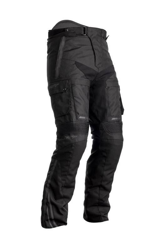 Schwarze RST Pro Series Adventure-X CE Textil-Motorradhose mit Protektoren, robustes Adventure-Hosen-Design, für Motorradtouren.