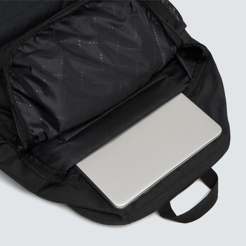 OAKLEY Enduro 4.0 Rucksack aus robustem Material mit mehreren Fächern und verstellbaren Schultergurten, für Alltag und Outdoor.