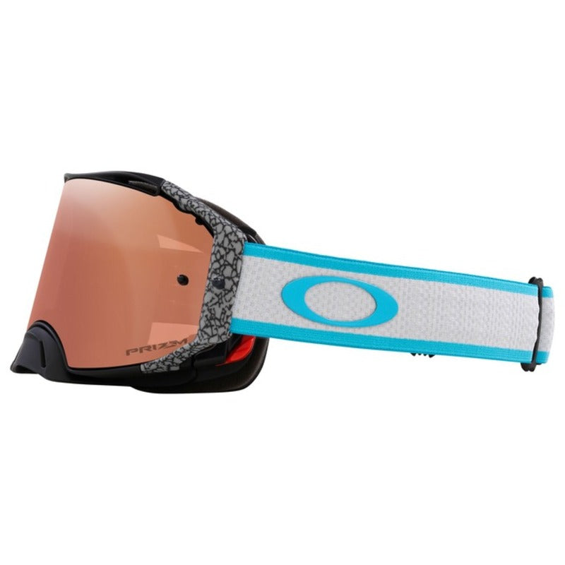 OAKLEY Airbrake MX Brille Chase Sexton Signatur mit Prizm MX schwarze Iridium Linse, Schutzbrille für Motocross, nah aufgenommen
