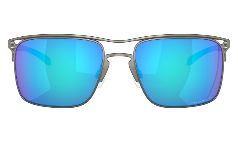 OAKLEY Holbrook™ TI Sonnenbrille mit Prizm Sapphire Polarisiertgläsern und titanfarbenem Rahmen, Nahaufnahme vor einem neutralen Hintergrund.
