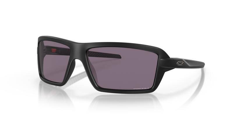 OAKLEY Cables Sonnenbrille mit Prizm grau Gläsern, sportliche Brille für UV-Schutz und klaren Blick, auf weißem Hintergrund.