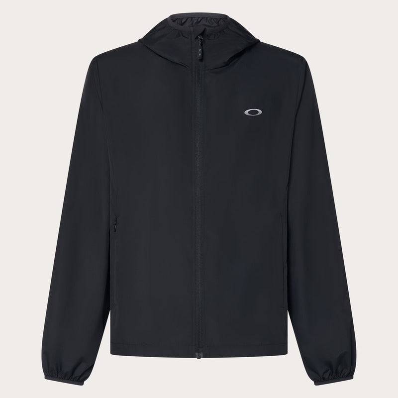 OAKLEY Foundational Freizeitjacke in schwarzer Farbe, bequemes Design, sichtbar auf der Produktabbildung.