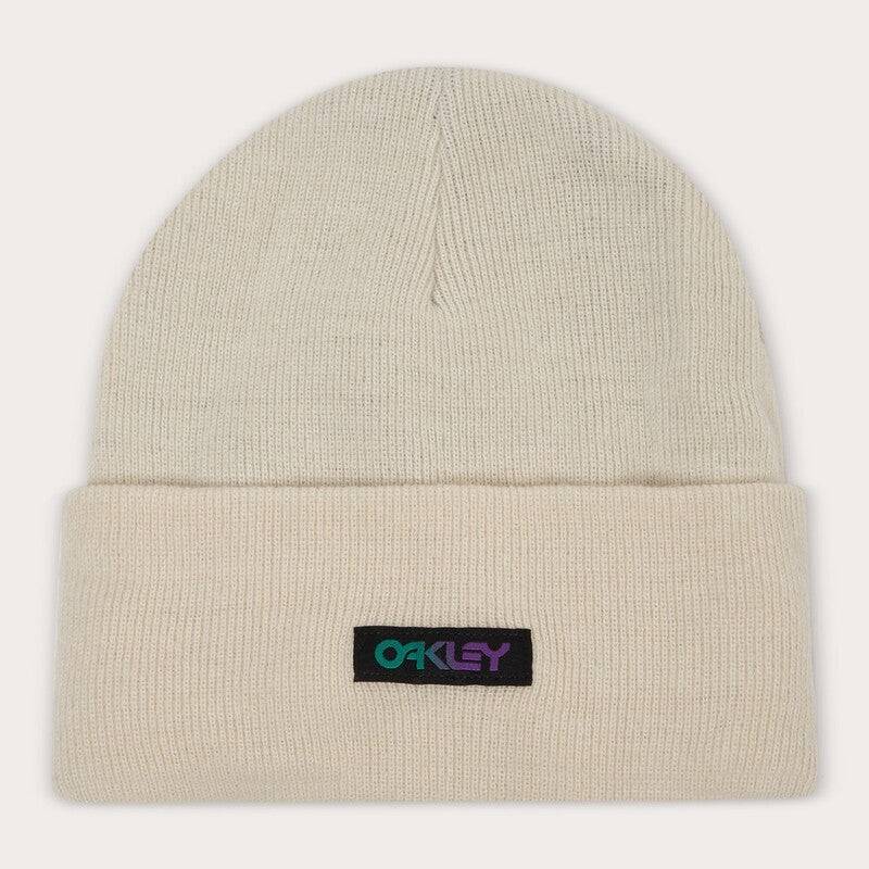 OAKLEY B1B Gradient Patch Beanie aus Freizeitbekleidung, mit farbigem Farbverlauf und Markenlogo, auf einem weißen Hintergrund.