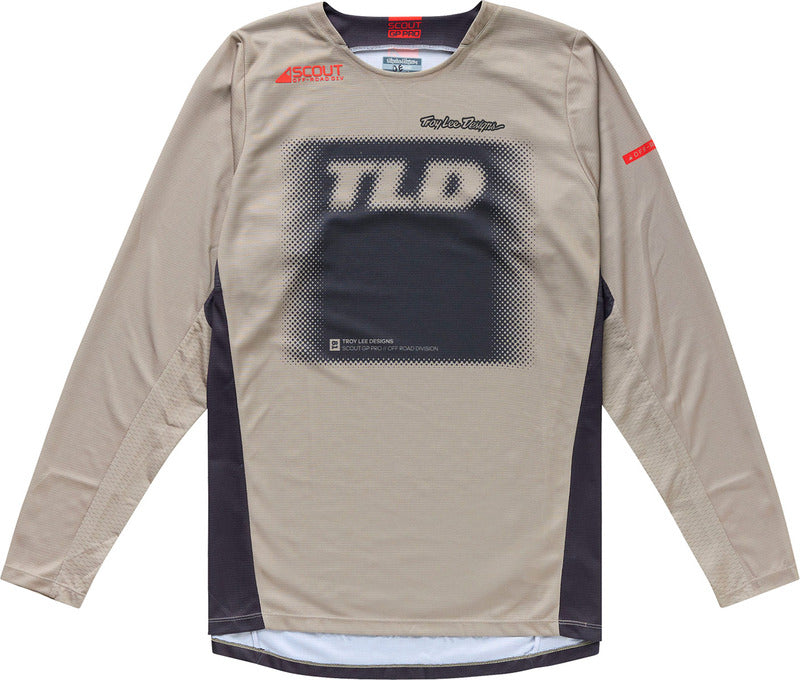 MX-Jersey Troy Lee Designs Scout GP Pro in Fade Out Timber mit stylischem Design und bequemem Schnitt, auf der Motocross-Strecke.