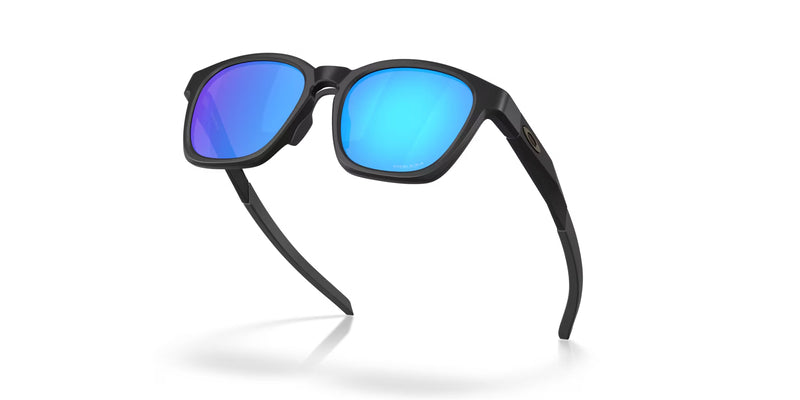 OAKLEY Shackle Sonnenbrille in mattschwarz mit Prizm Sapphire Gläsern, sportliches Design, UV-Schutz, rahmenloses Stil.