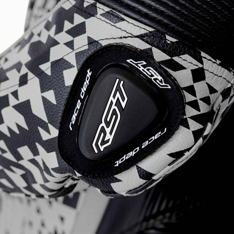 Schwarze und silberne RST Pro Series D3O Airbag Motorrad-Lederkombi, einteilig, mit Schutzpolsterung und perforiertem Leder.