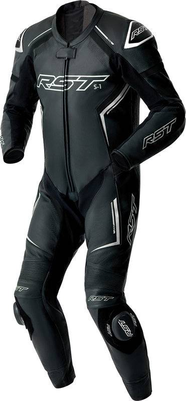 Schwarze und weiße RST S1 D3O Lederkombi für Motorräder, einteilig, aus Leder, auf einem Motorrad getragen.