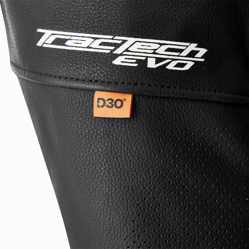 Schwarze und blaue RST Tractech Evo D3O Leder Motorradjacke, touring, mit Schutzpolstern, auf einem weißen Hintergrund.