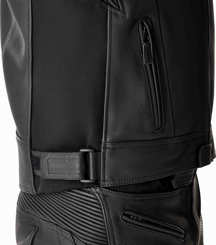 Schwarze und blaue RST Tractech Evo D3O Leder Motorradjacke für Touren, mit Protektoren und robustem Design.