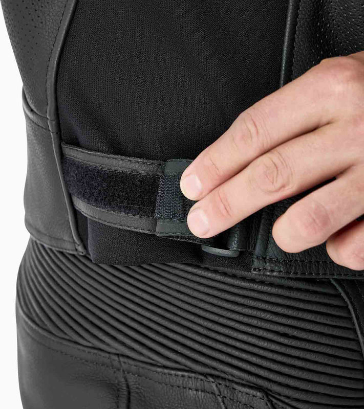 Schwarze und blaue RST Tractech Evo D3O Leder Motorradjacke für Touren mit Protektoren, auf einem Modell getragen.