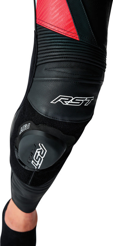 Schwarz/Flora rote RST Tractech Evo D30 Leder Motorradhose, Touring Hosen mit Protektoren, auf einem Motorradreifen liegend