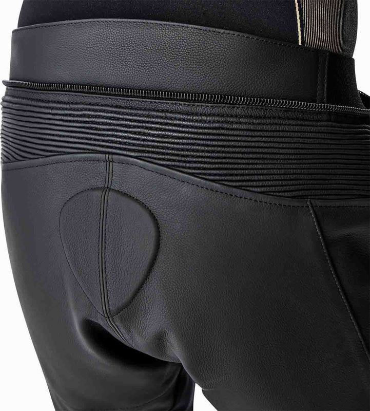 Schwarze RST T2 D3O Leder Motorradhose mit Protektoren, Touring-Design, für sicheren Komfort beim Motorradfahren.
