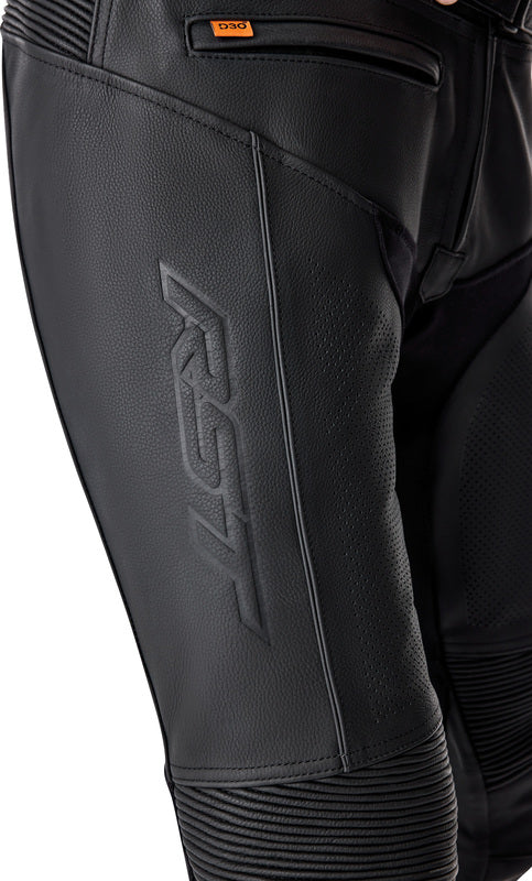 Schwarze RST T2 D3O Leder Motorradhose in Kurzgröße, Touring-Design, mit Schutzpolster und robustem Leder.