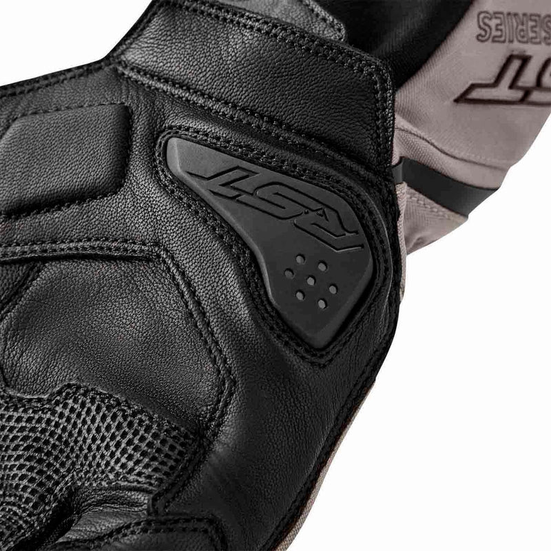 Schwarze und silberne RST Pro Series Vega Motorradhandschuhe aus Leder mit verstärkten Knöcheln und elastischen Einsätzen.