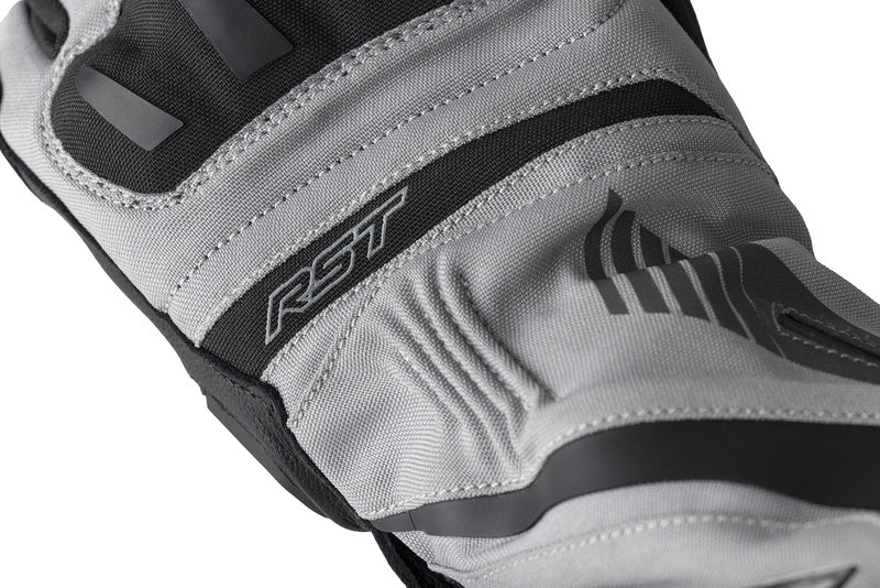 Schwarze und silberne RST Pro Series Vega Motorradhandschuhe aus Leder mit Knöchelschutz.