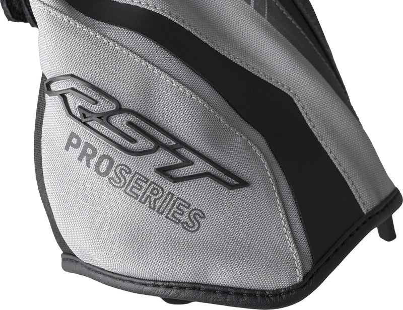 Schwarze und silberne RST Pro Series Vega Motorradhandschuhe aus Leder mit Knöchelschutz und atmungsaktivem Design.