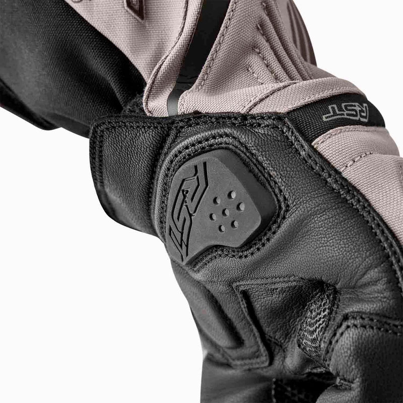 Schwarze und silberne RST Pro Series Vega Motorradhandschuhe aus Leder mit Schutzpolstern für sicheren Fahrkomfort.